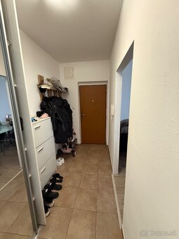 Ponúkam na predaj 2 izbový byt o výmere 56m2. Byt sa nachádz