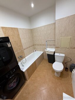 Ponúkam na predaj 2 izbový byt o výmere 56m2. Byt sa nachádz