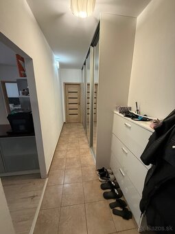 Ponúkam na predaj 2 izbový byt o výmere 56m2. Byt sa nachádz