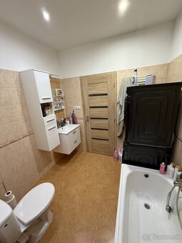 Ponúkam na predaj 2 izbový byt o výmere 56m2. Byt sa nachádz