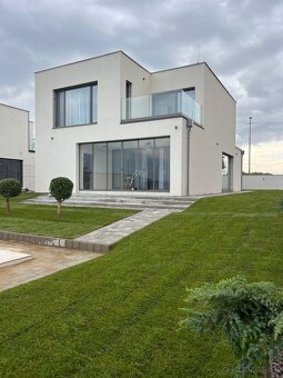 Výnimočná ponuka! Ponúkame na prenájom luxusnú , poschodovú 