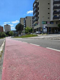 Ponúkame na prenájom slnečný 4-izbový byt na 5.poschodí v pr