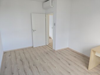 Ponúkame na prenájom slnečný 4-izbový byt na 5.poschodí v pr