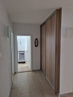 IZBA S BALKONOM ČERMÁŇ K dispozicii izba s balkonom.
V kupel