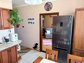 Predám priestranný 3-izbový zrekonštruovaný byt s balkónom v