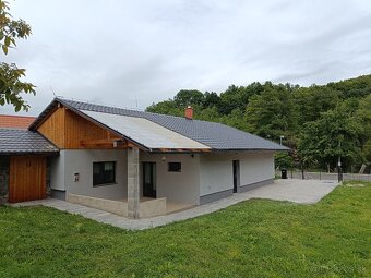 Ponúkame na prenájom priestranný 4-izbový rodinný dom v obci