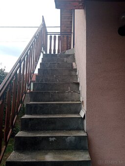 Prenajmem malý dom v obci Dobrohošť. Dole je kuchyňa s obýva