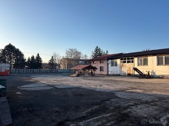 Zdravím, ponúkam prenájom pozemku + dve haly. Pozemok má 350
