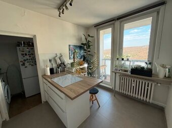 Ponúkam na prenájom priestranný 3-izbový byt v Karlovej Vsi 