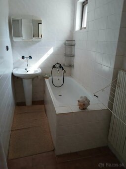 Samostatný rodinný dom je dvojpodlažný, je umiestnený na rov