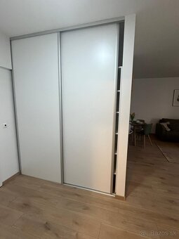 Ponúkam na predaj štýlový a kompletne zariadený 2-izbový byt