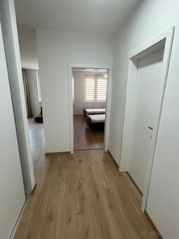 Ponúkam na predaj štýlový a kompletne zariadený 2-izbový byt