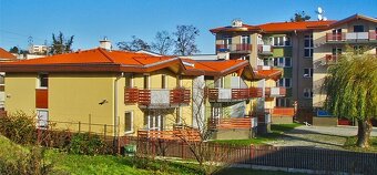 Do dlhodobého nájmu ponúkame atypický bezbariérový byt s dvo