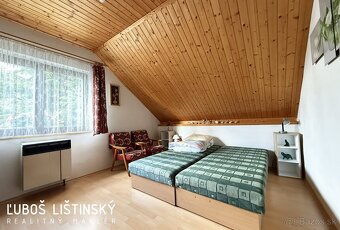 REZERVOVANÝ Ponúkam na predaj starší rodinný dom s dvoj gará