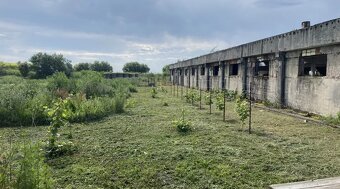 Pozemok s poľnohospodárskou-priemyselnou-výrobnou budovou v 