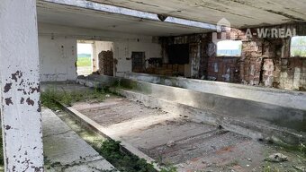 Pozemok s poľnohospodárskou-priemyselnou-výrobnou budovou v 