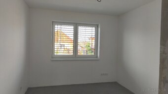 Ponúkam na predaj novostavbu 4-izbový rodinný dom v dedinke 