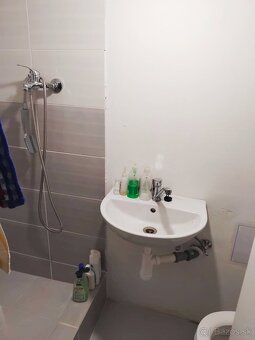 Ponúkam na prenájom prístavbu chalupy určenú na dlhodobé býv