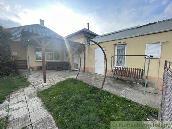 Tento štvorizbový rodinný dom nachádzajúci sa v kľudnej čast