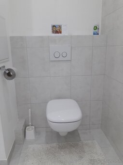 Ponúkam na dlhodobý prenájom 2-izbový byt s balkónom, stredo