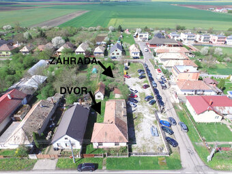 Dom sa nachádza na Hlavnej ulici v obci Čata. Obytný priesto
