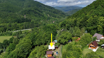 Chata sa nachádza v pokojnom podhorskom prostredí, ktoré je 