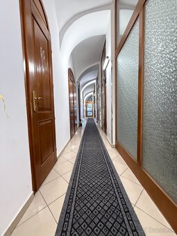 Ponúkame na prenájom exkluzívny obchodný / prevádzkový pries