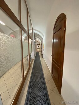 Ponúkame na prenájom exkluzívny obchodný / prevádzkový pries