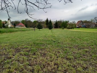 Pozemok sa nachádza v obci Lúčnica Nad Žitavou 5 km od mesta
