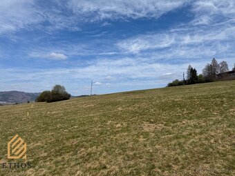 Ponúkame na predaj slnečný stavebný pozemok s panoramatickým