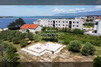 NIN - dvojdom s bazénom je na predaj len 60 m od mora.
Dom p