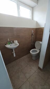 o výmere 996,87m² o výmere 424,80m² (bez vykurovania). o vým