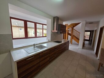 Na predaj rodinný dom 254 m2 + garáž 14 m2 + pozemok 943 m2,