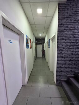 Na prenájom novostavba - budova pre obchod a služby - autose