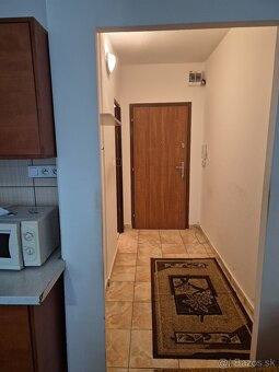 Predám zariadenú garzónku s priestranným balkónom na ul. Eöt
