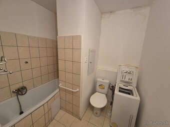 Predám zariadenú garzónku s priestranným balkónom na ul. Eöt