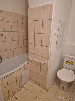 Predám zariadenú garzónku s priestranným balkónom na ul. Eöt