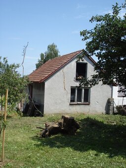 Predám pozemok s dvomi domami a veľkou záhradou v obci Krnča