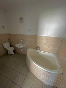 Na predaj priestranný 4-izbový RD nachádzajúci sa na ul. Pet
