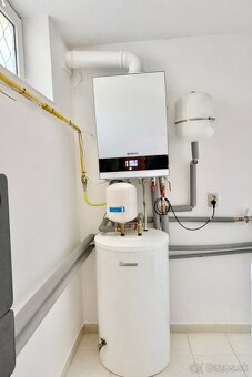 Ponúkam na predaj veľkometrážny rodinný dom s vnútorným bazé