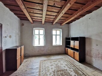 Predstavte si veľkú terasovitú záhradu pod lesom, kde si môž