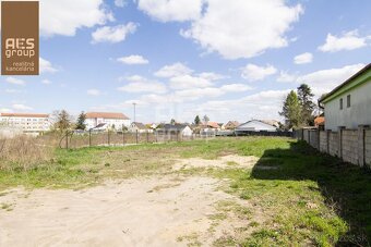 Ponúkame Vám na predaj rovinatý stavebný pozemok v tichej ča