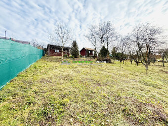 Ponúkame na predaj záhradu  o výmere 385 m2 s chatkou - zast