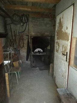 V obci Bajtava je na predaj murovaná klenbová pivnica s vínn