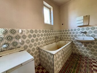 Ponúkame na predaj priestranný dvojgeneračný rodinný dom v p