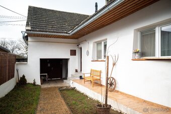 Hľadáte bývanie, ktoré spája pohodlie bytu s pokojom a súkro