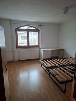 Ponúkam na podnájom 2,5-izbový čiastočne zariadený byt v rod