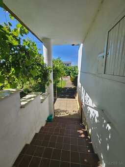 Ponúkame na predaj veľmi zachovalý 2-izbový rodinný dom v ob