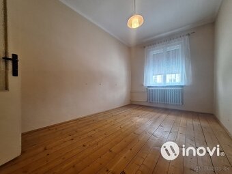 Ponúkame na predaj rodinný dom postavený na rozsiahlom rovin