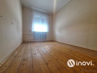 Ponúkame na predaj rodinný dom postavený na rozsiahlom rovin